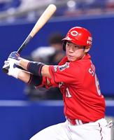 　４回、内野安打を放つ坂倉将吾