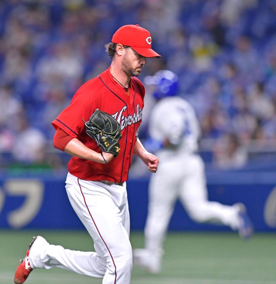 　３回、犠飛を打たれ，ベースカバーへ向かう広島・ジョンソン