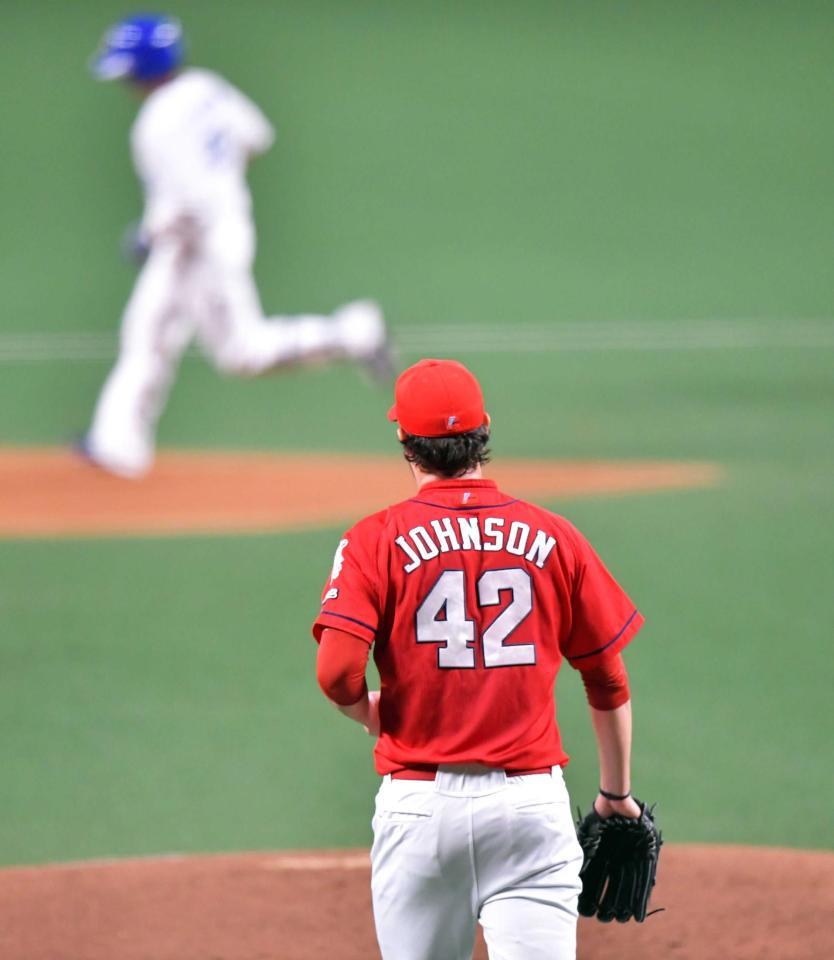 　１回、福田（奥）に先制２ランを浴びるＫ・ジョンソン