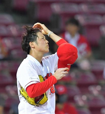 　３回、５点を失い宙を見つめる森下（撮影・立川洋一郎）