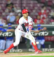 ４回、同点適時打を放つ広島・菊池涼＝マツダスタジアム（撮影・立川洋一郎）