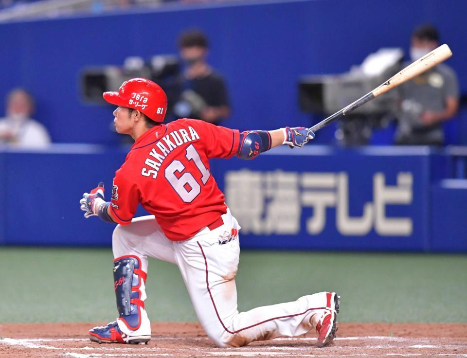 　８回、右前打を放つ坂倉