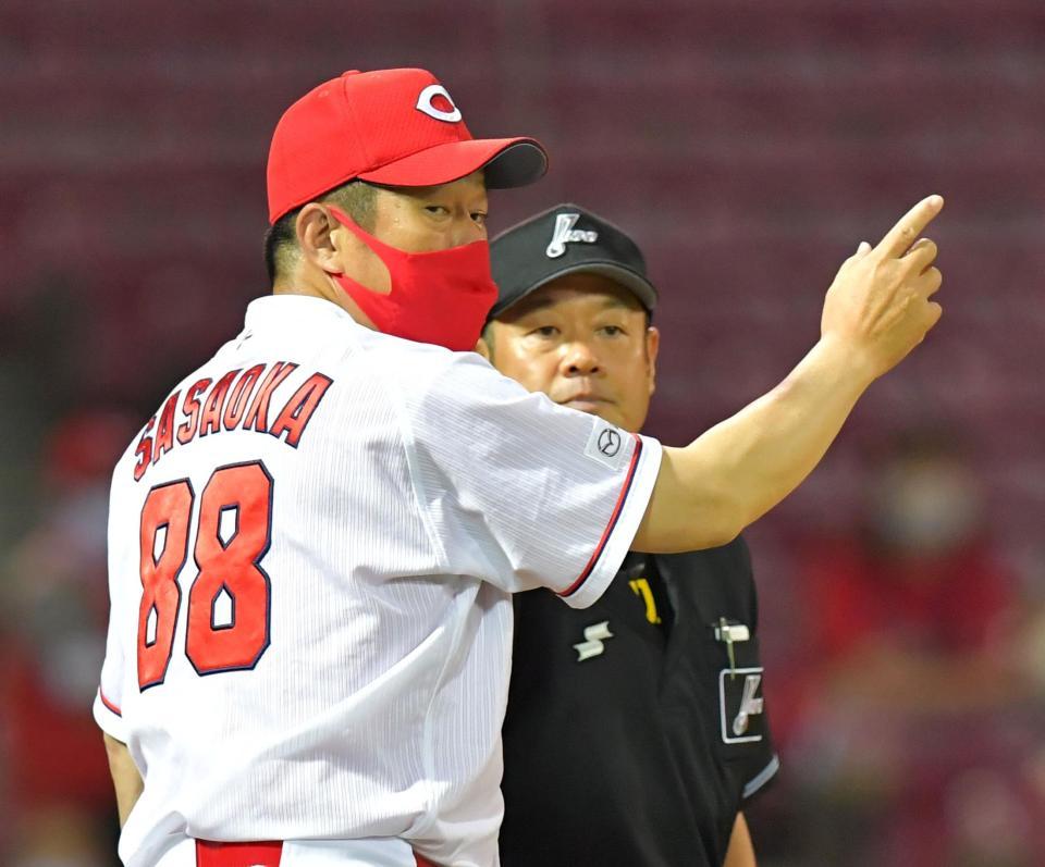 球審に抗議する広島・佐々岡監督＝マツダスタジアム（撮影・立川洋一郎）