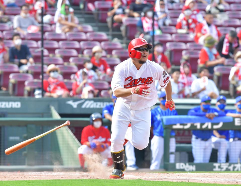 ４回、適時二塁打を放つ松山（撮影・立川洋一郎）