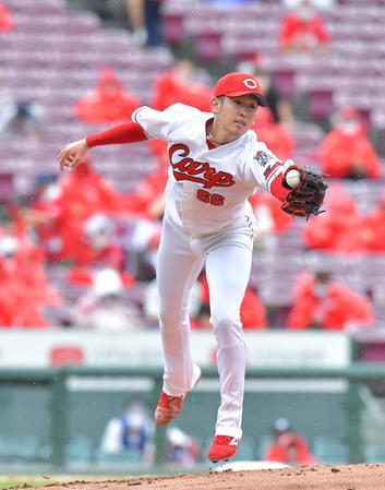 ２回、ＤｅＮＡ・梶谷の打球を好捕する遠藤淳（撮影・立川洋一郎）