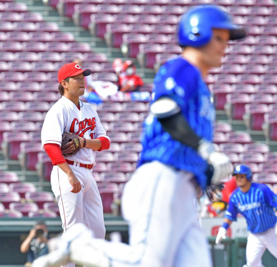 ４回、柴田（手前）に３ランを浴び、表情を曇らせる大瀬良（撮影・立川洋一郎）