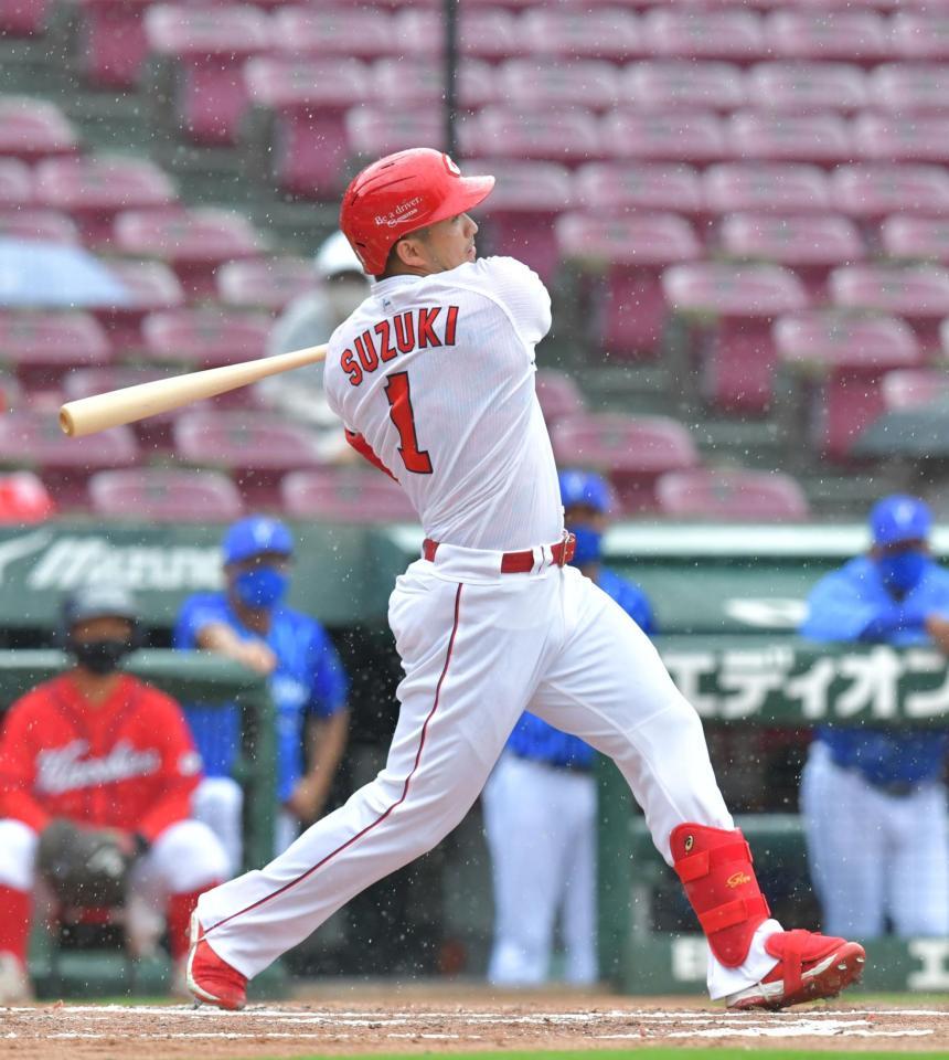 ２回、ソロを放つ鈴木誠也（撮影・立川洋一郎）