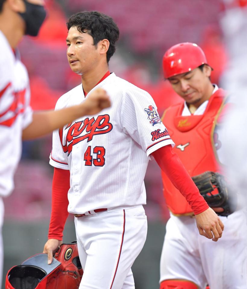 力なくベンチへ戻る広島・島内＝マツダスタジアム（撮影・立川洋一郎）