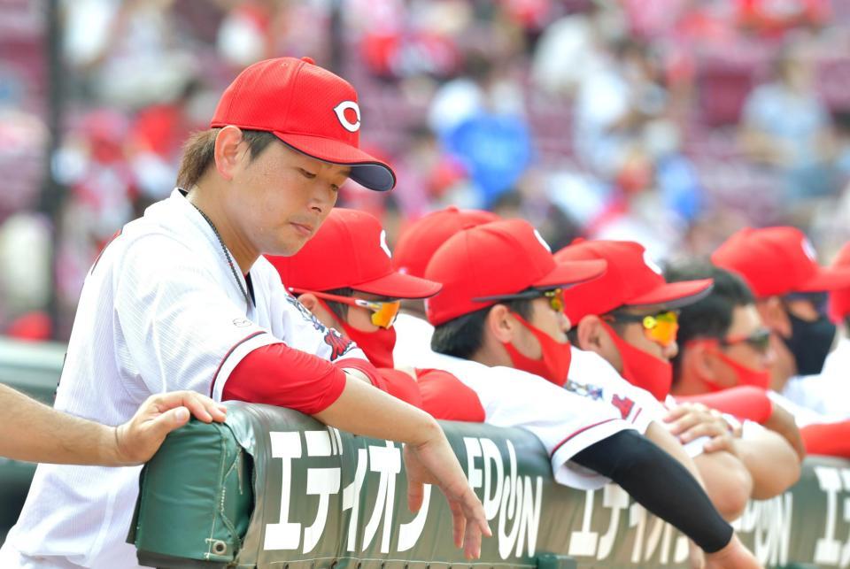 ５日のＤｅＮＡ戦で８失点と炎上し、４回表途中で降板。ベンチで視線を落とす大瀬良（左端）＝撮影・立川洋一郎