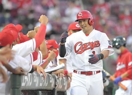 　２回、松山の先制打で生還し、ナインとエアタッチを交わす鈴木誠（撮影・高部洋祐）