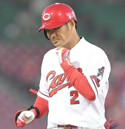 　２回、適時打を放ちガッツポーズを決める田中広（撮影・高部洋祐）