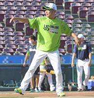 　試合前、マウンドの感触を確かめる石川（撮影・高部洋祐）