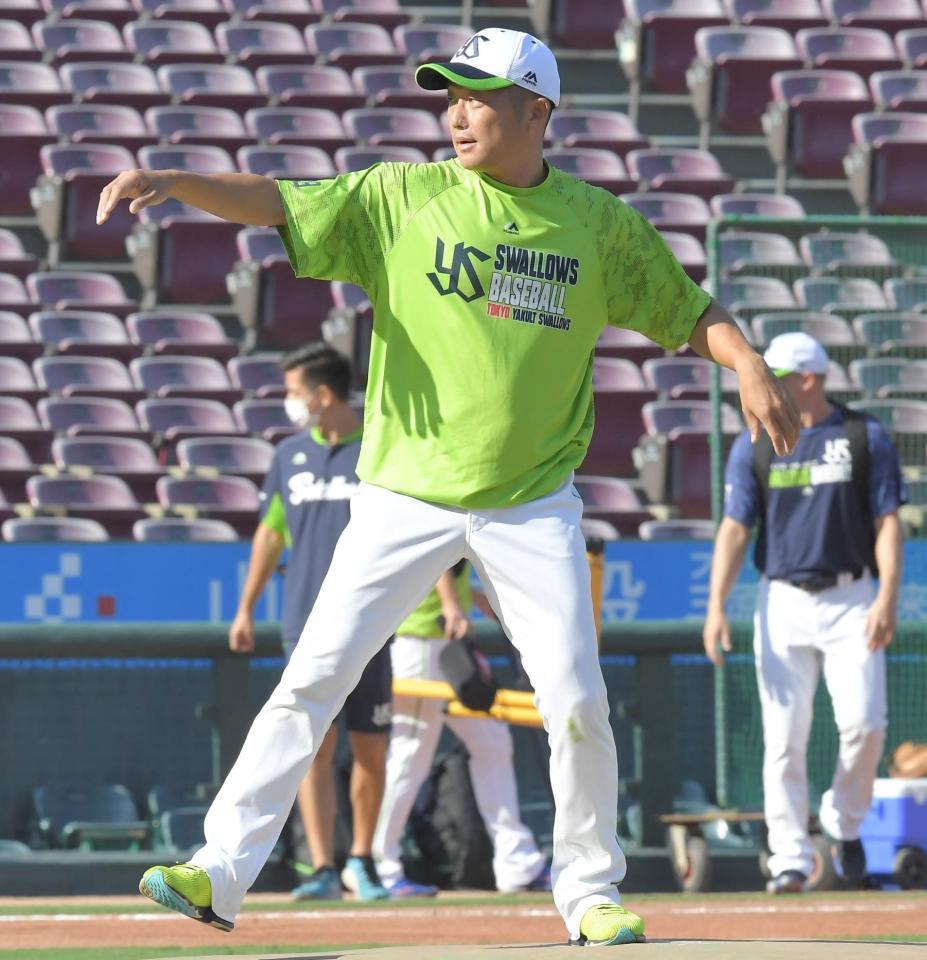 　試合前、マウンドの感触を確かめる石川（撮影・高部洋祐）