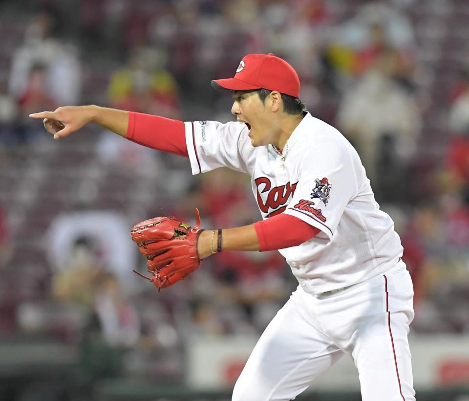 　５回、雄平を三振に斬り、雄たけびを上げる九里（撮影・高部洋祐）