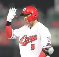 ４回、先制適時打を放ち、ベンチに向かって手を振る広島・長野＝マツダスタジアム（撮影・高部洋祐）
