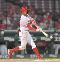 ７回、勝ち越しの適時二塁打を放つ広島・菊池涼＝マツダスタジアム（撮影・高部洋祐）