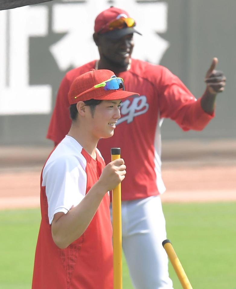 試合前、笑顔を見せる広島・森下。奥はサムアップポーズを見せるフランスア＝マツダスタジアム（撮影・高部洋祐）