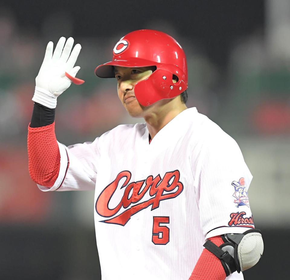 ４回、先制適時打を放ち、ベンチに向かって手を振る広島・長野＝マツダスタジアム（撮影・高部洋祐）