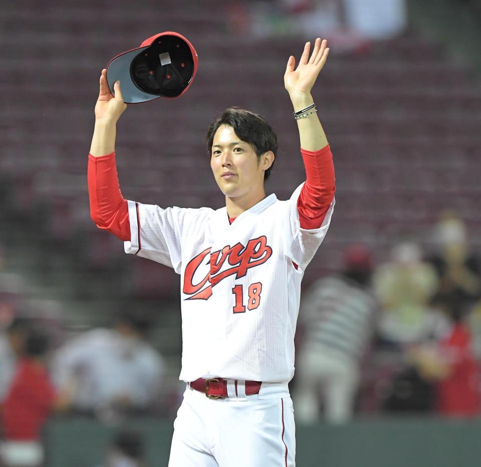 ヒーローインタビュー後、スタンドの声援に応える広島・森下＝マツダスタジアム（撮影・高部洋祐）