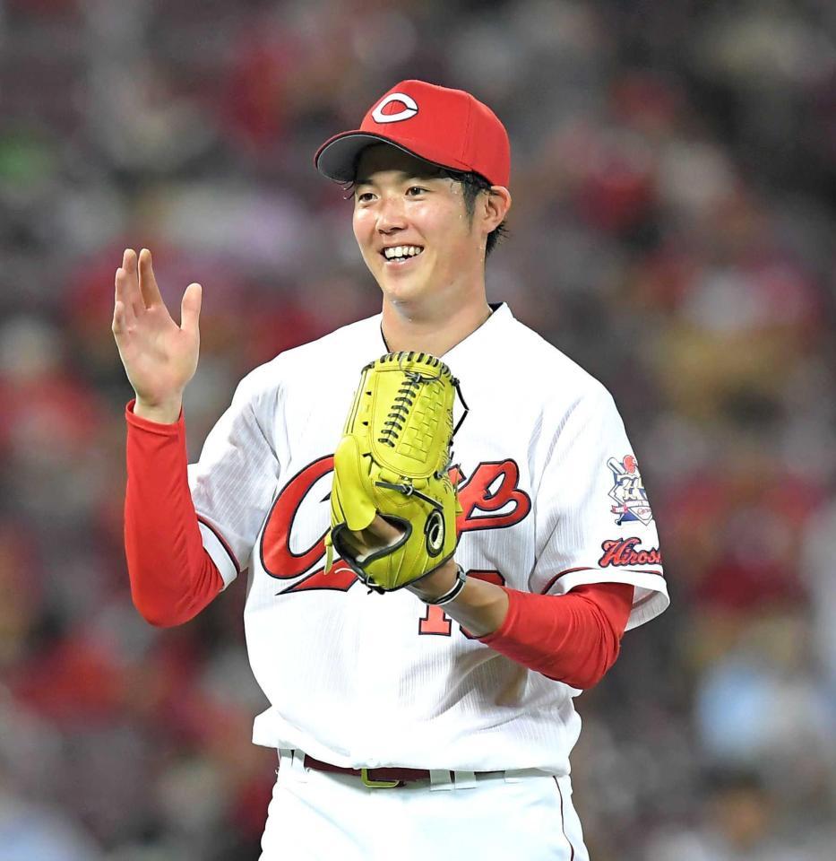 　７回、雄平を三振に仕留め、グラブを叩いて喜ぶ森下（撮影・高部洋祐）