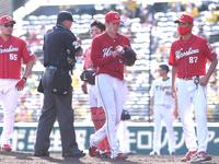 　５回、治療のためマウンドを降りる広島・遠藤淳志