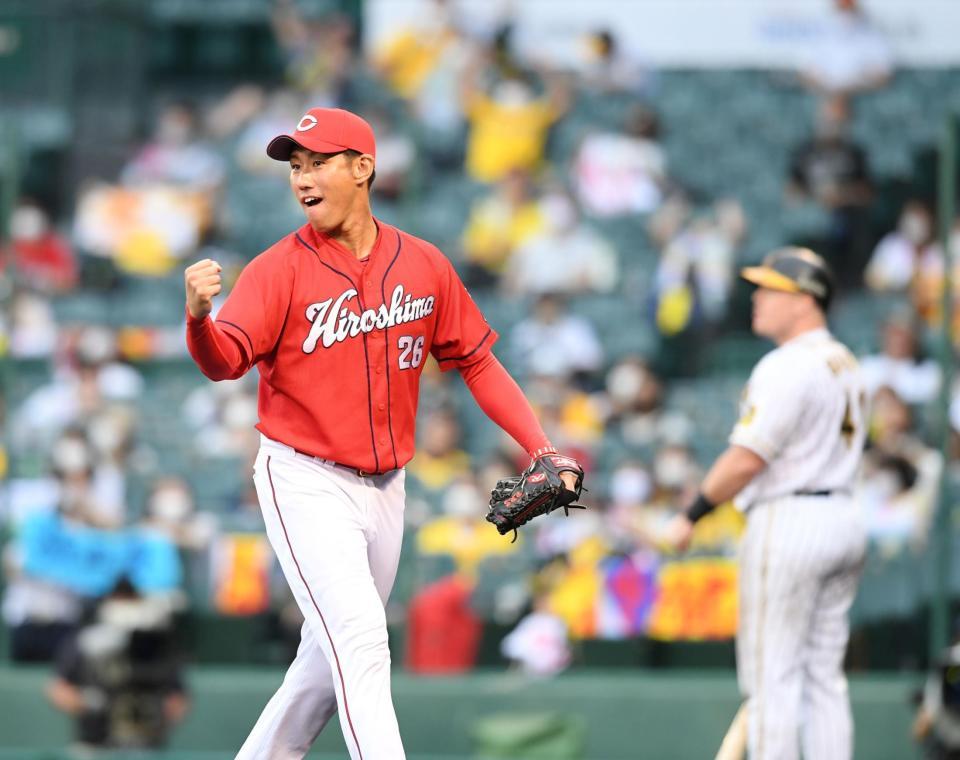 ７回、中田廉はボーアを併殺に打ち取りガッツポーズ（撮影・山口登）