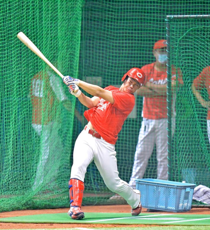 　フリー打撃をして汗を流す坂倉（撮影・立川洋一郎）  