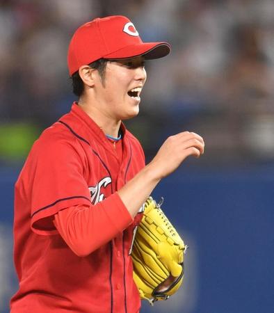 ４回、ピンチをしのぎ、雄たけびを上げる森下（撮影・西岡正）