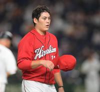 ４回を投げて６失点、ぼう然とベンチに戻る九里（撮影・金田祐二）