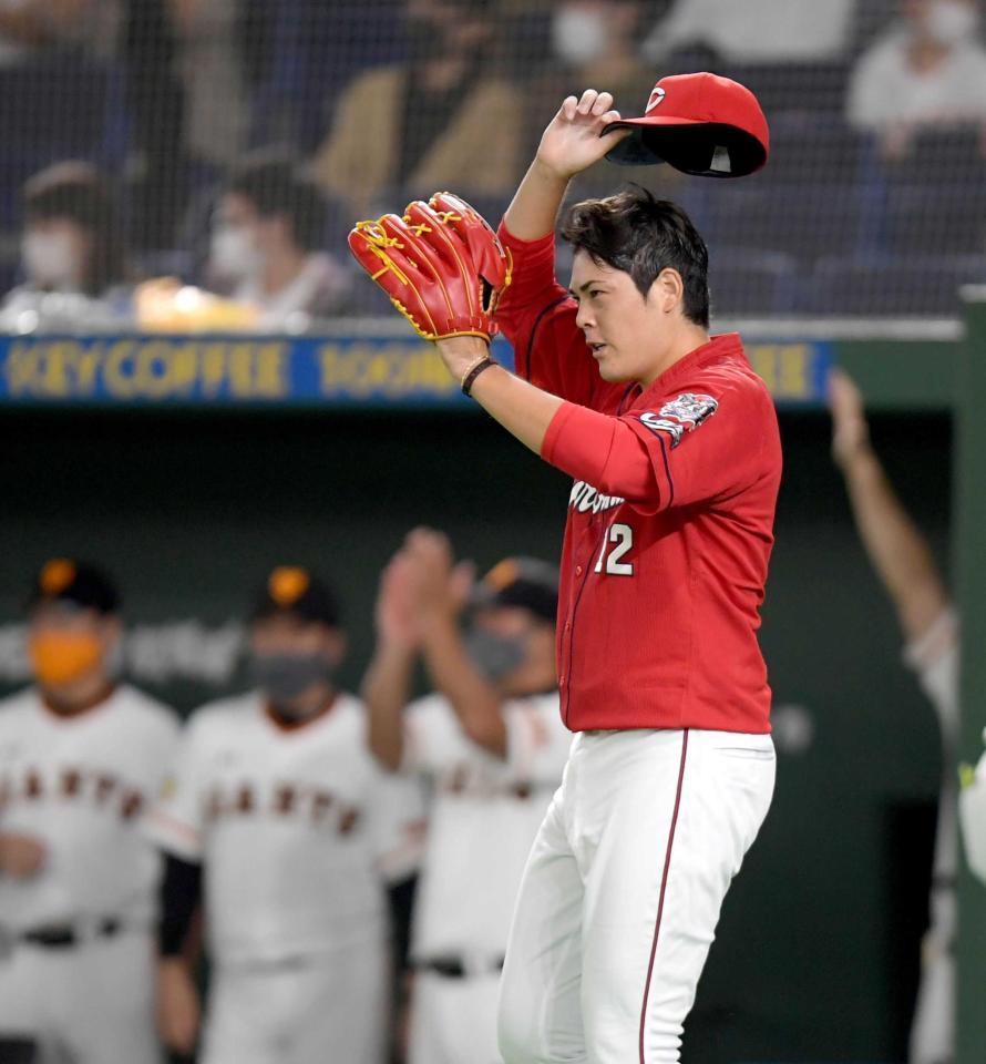 　１回、岡本に適時打を浴び、厳しい表情の九里（撮影・金田祐二）