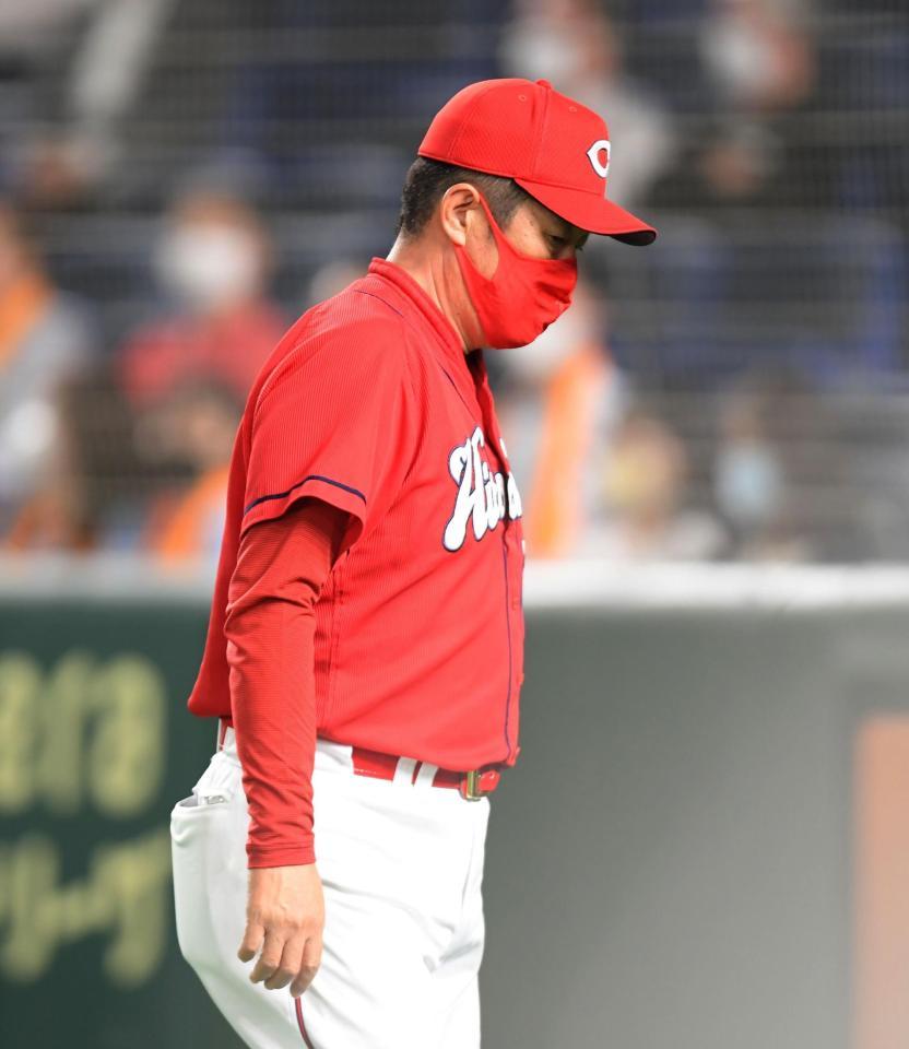 渋い表情の佐々岡監督