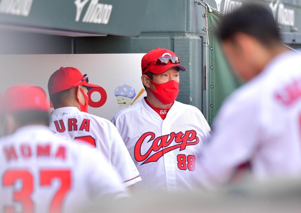 ＤｅＮＡに逆転負けを喫し、首脳陣と言葉を交わす広島・佐々岡監督（中央）＝撮影・立川洋一郎