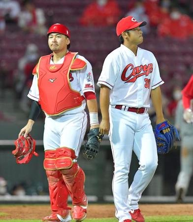 ９回表に１点を追加され、ぶぜんとした表情でベンチへ引き揚げる一岡（右）と会沢（撮影・立川洋一郎）