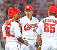 ３回表、吉川尚に死球を与え、マウンドに歩み寄った捕手・会沢（左）の話を聞く遠藤（撮影・立川洋一郎）