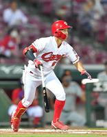 １回、右中間へ三塁打を放つ大盛（撮影・立川洋一郎）