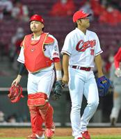 ９回表に１点を追加され、ぶぜんとした表情でベンチへ引き揚げる一岡（右）と会沢（撮影・立川洋一郎）