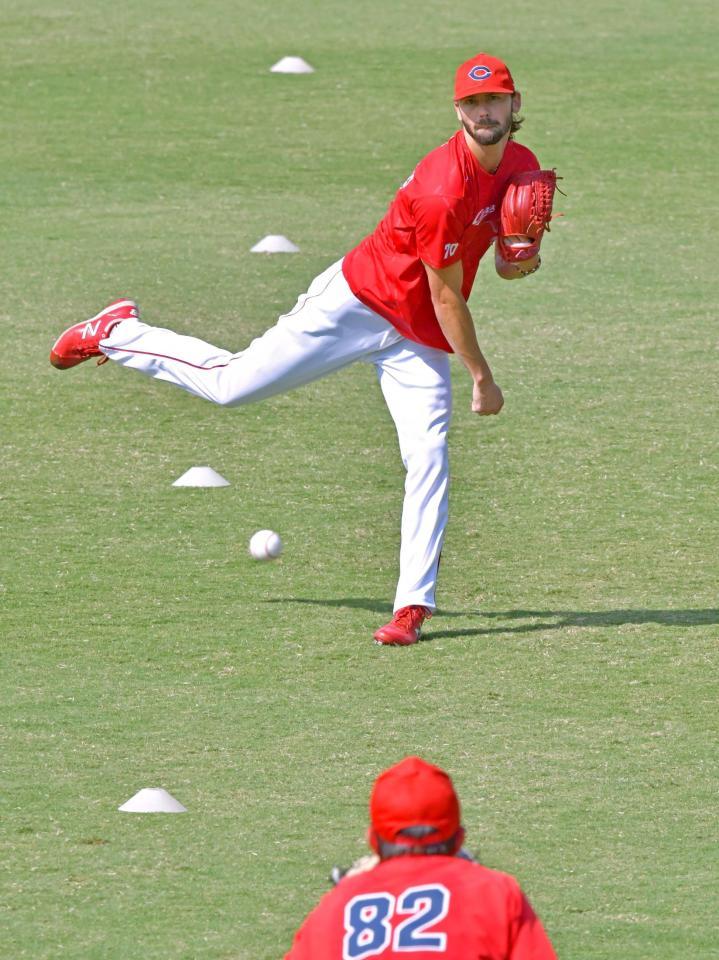 １軍練習に合流して調整する広島・スコット（撮影・立川洋一郎）