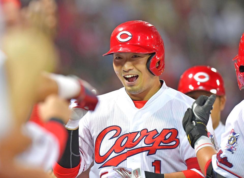 ５回、２ランを放ち、ナインの出迎えに笑顔を見せる広島・鈴木誠也（撮影・立川洋一郎）