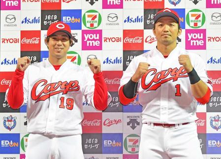 　お立ち台で笑顔を見せる野村（左）と鈴木誠（撮影・立川洋一郎）