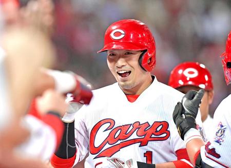 　５回、２ランを放ち、ナインの出迎えに笑顔を見せる鈴木誠