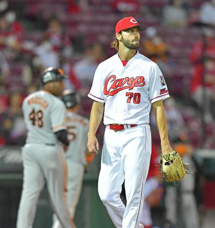 ４回、４点目を失い、表情を険しくする広島のスコット＝マツダスタジアム（撮影・立川洋一郎）