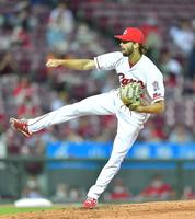 巨人打線を相手に力投する先発の広島・スコット＝マツダスタジアム（撮影・立川洋一郎）