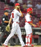 １回表巨人２死一、二塁、巨人・丸に先制適時打を打たれた広島・スコット。右は捕手・広島・坂倉将吾ツダスタジアム（撮影・立川洋一郎）