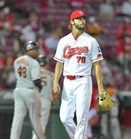 ４回、４点目を失い、表情を険しくする広島のスコット＝マツダスタジアム（撮影・立川洋一郎）