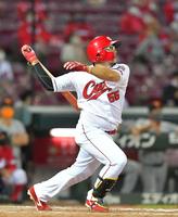 ４回、２ランを放つ広島・松山＝マツダスタジアム（撮影・立川洋一郎）