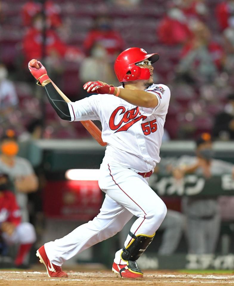 ４回、２ランを放つ広島・松山＝マツダスタジアム（撮影・立川洋一郎）