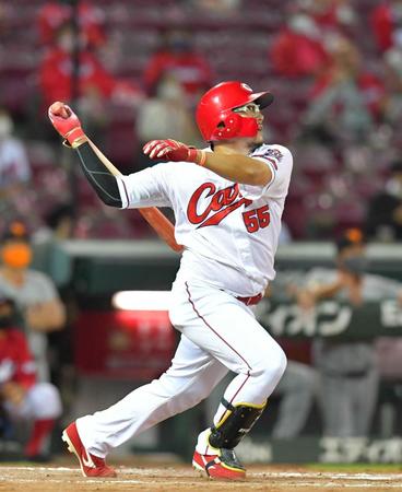 　４回、右中間スタンドへ２ランを放つ松山（撮影・立川洋一郎）