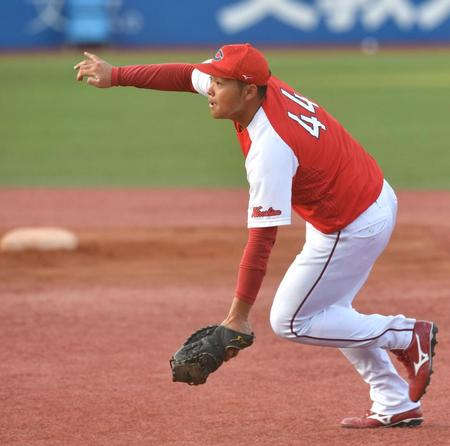 １軍に初昇格し、一塁でノックを受ける広島・林＝神宮球場（撮影・西岡正）