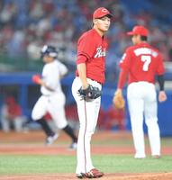 　１回、同点２ランを許した広島・床田＝神宮球場（撮影・高石航平）