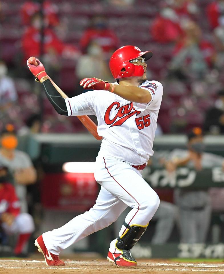 　４回、右中間スタンドへ２ランを放つ松山（撮影・立川洋一郎）